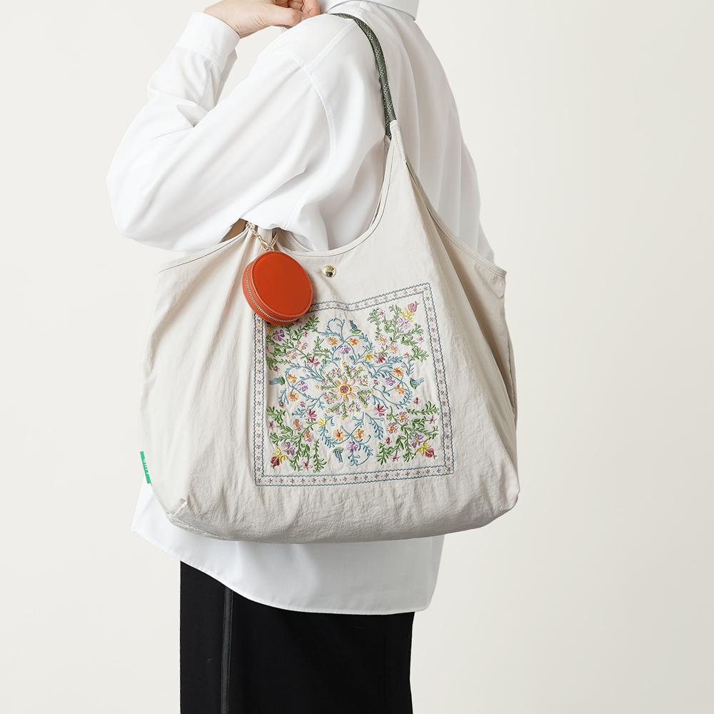 刺繍トートバッグ エコバッグ サンリオ ボタニカル グリーンアップル 小花 フラワー ネコ キャット ねこ 猫 超軽量  軽い 撥水 たためる マザーズバッグ